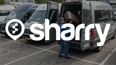 Sharry на фоні водія, який складає валізи в багажник мікроавтобусу