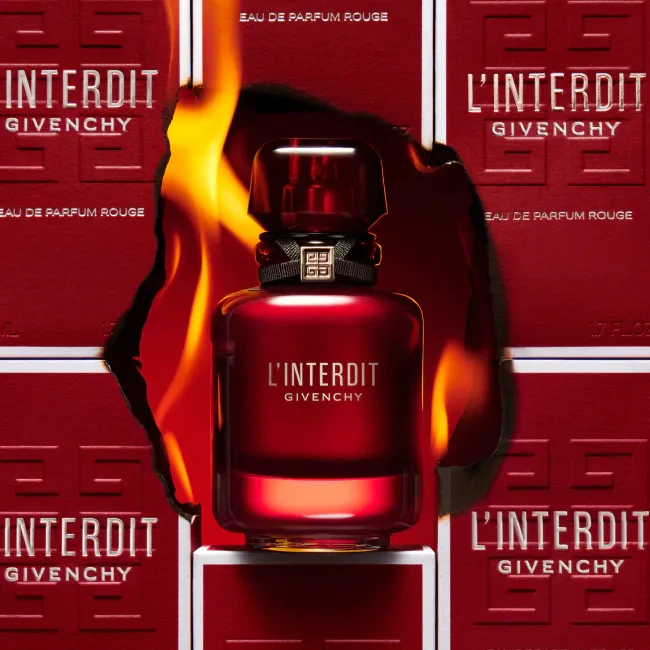 Флакон L'Interdit Eau de Parfum Rouge Givenchy на красном фоне с языком пламени