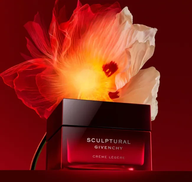 Баночка крема Sculptural Givenchy Creme Legere рядом с крупным красно-белым цветком