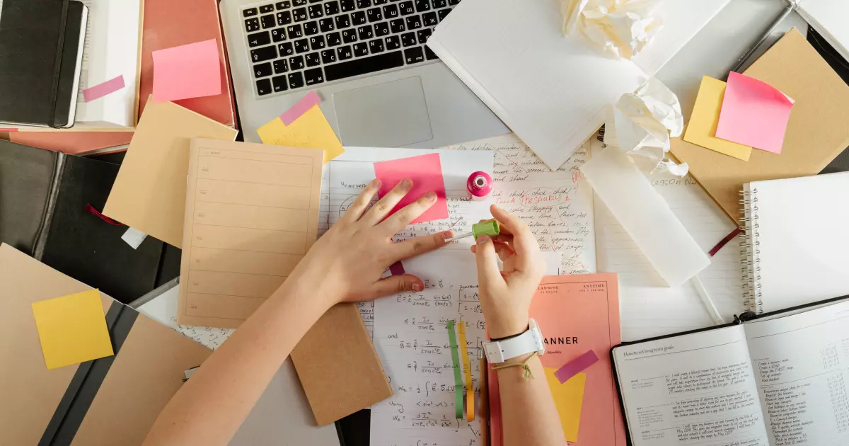 Porady Dlya Shkolyariv Yak Pravylʹno Pidpysaty Sviy Zoshyt Anhliysʹkoyu