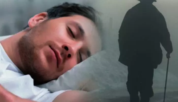 K Chemu Snitsya Umershij Dedushka 700x400 1