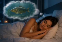 Дівчина спить, над нею у хмаринці сну зображена жива риба у воді