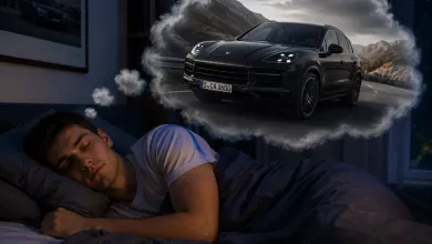 Чоловік спить, у хмаринці сну зображено чорний позашляховик, що їде гірською дорогою